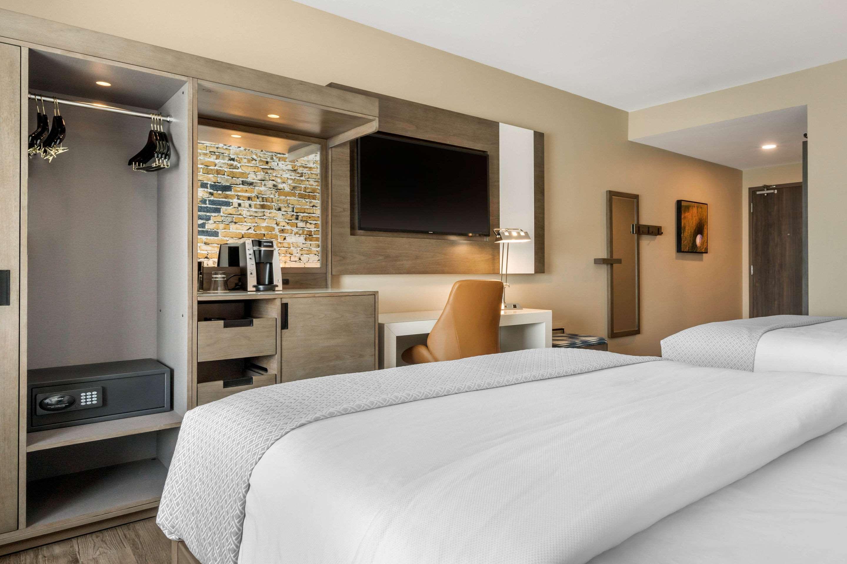 Cambria Downtown-whiskey Row 3*